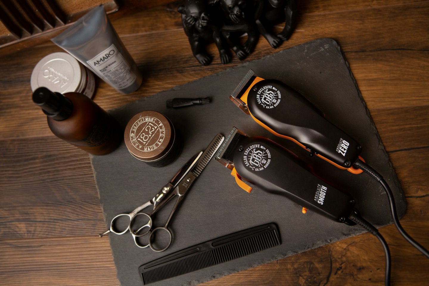 Ambiente de barbearia com cadeira e instrumentos profissionais